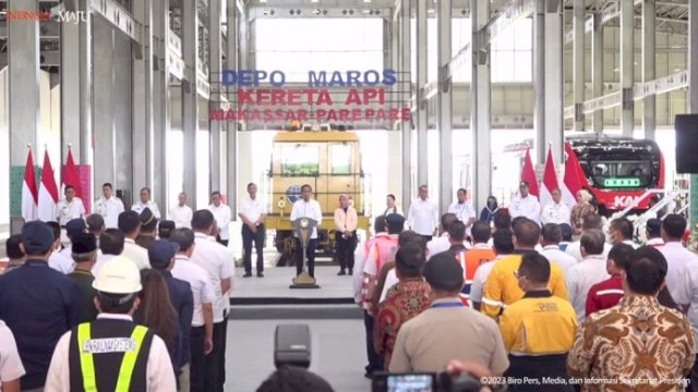 Presiden RI Joko Widodo meresmikan pengoperasian jalur kereta api (KA) Makassar-Parepare Antar Maros-Barru, Rabu (29/03/2023). (setkab)