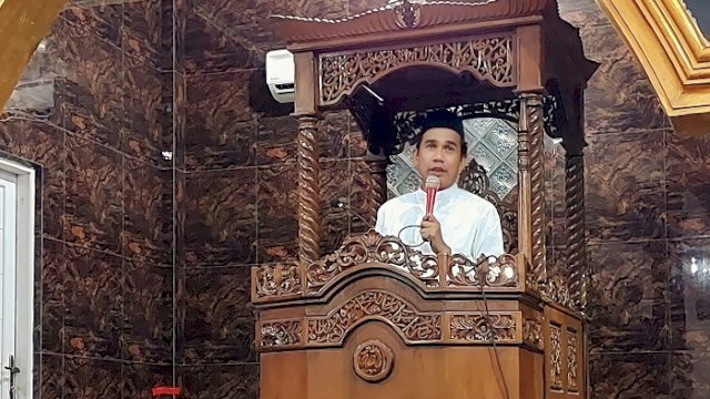 Tarawih Pertama di Kampung Halaman, Rudianto Lallo Serukan Program Jagai Anakta