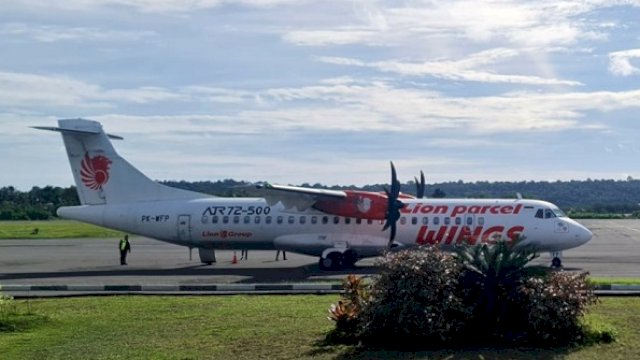 Wings Air mendarat di Bandara H. Aroeppala, Kabupaten Kepulauan Selayar, Jumat (3/3/2023).
