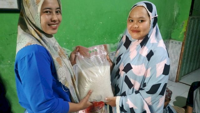 Ikatan Jurnalis Televisi Informasi (IJTI) Sulawesi Selatan berbagi rezeki kepada anak yatim di Panti Asuhan Gowa Qiirah, Jalan Matahari, Kecamatan Somba Opu, Kabupaten Gowa, Rabu (19/4/2023). ()