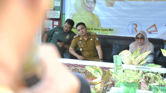 Anggota DPRD Makassar, Apiaty Amin Syam dengar keluhan Warga Ballaparang saat Reses Masa Sidang Kedua Tahun 2022/2023, Senin (10/4/2023).