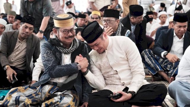 Bupati Gowa, Adnan Purichta Ichsan bersama Menteri Pertanian RI Syahrul Yasin Limpo mengikuti Shalat Idul Fitri di Masjid Syech Yusuf, Gowa. ()