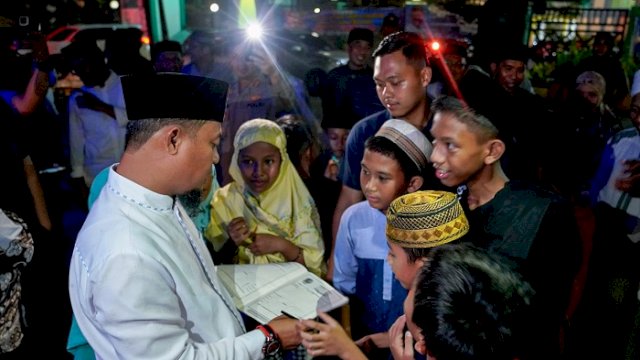 Momen Gubernur Andi Sudirman Diserbu Anak-anak di Takalar