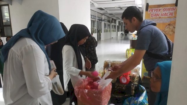 Pegawai Ramai-ramai Belanja di Bazar Gempita Ramadan Pemprov Sulsel
