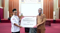 Gubernur Andi Sudirman Serahkan Zakat ke BAZNAS Sulsel