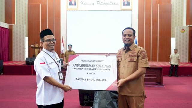 Gubernur Andi Sudirman Serahkan Zakat ke BAZNAS Sulsel