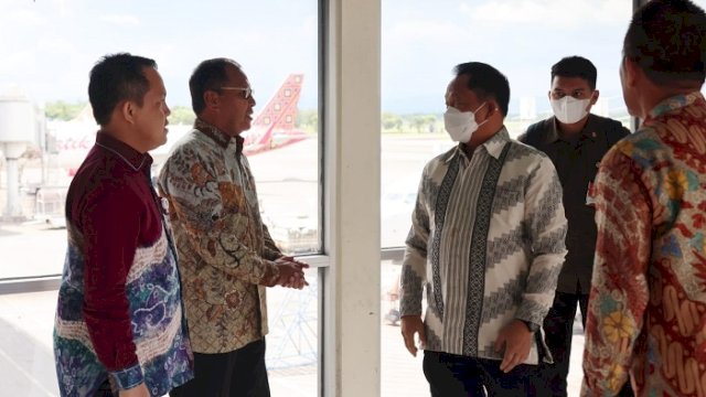 Walikota Makassar Moh Ramdhan Pomanto menyambut kedatangan Menteri Dalam Negeri (Mendagri) Jenderal Pol (Purn) Tito Karnavian di Bandara Sultan Hasanuddin. 