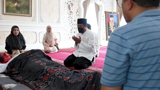 Gubernur Sulawesi Selatan, Andi Sudirman Sulaiman melayat di rumah duka almarhum Muhammad Rapsel Ali di Jalan Bonto Mangape, Makassar. ()