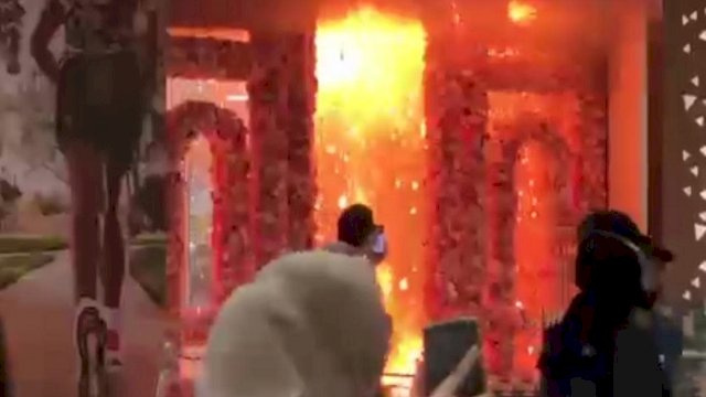 Trans Studio Mal (TSM) Makassar mengalami kebakaran, Senin (24/4/2023). (tangkapan layar)