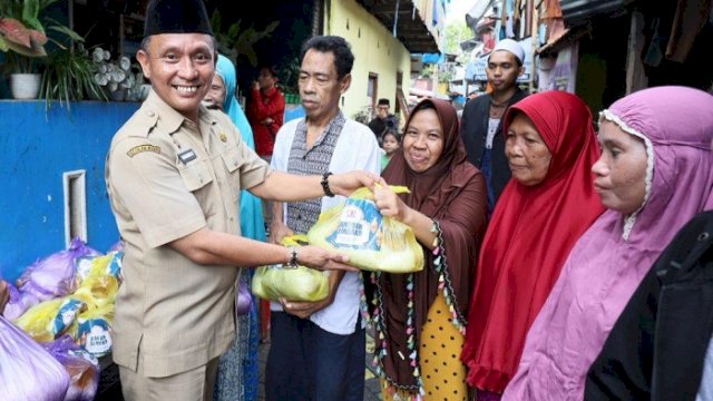 Dinas Kominfo Makassar Bagikan Paket Sembako untuk Warga di Lorong Wisata