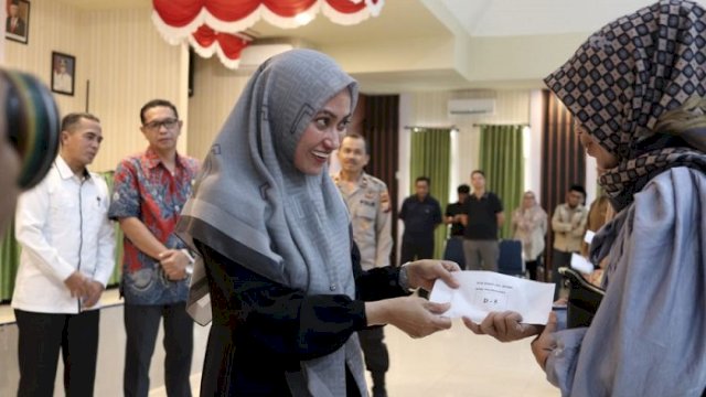 Bupati Indah Putri Indriani saat menyerahkan bantuan huntap exsitu secara simbolis, Jumat (31/3/2023) di Aula La Galigo Kantor Bupati. (ft. hms)