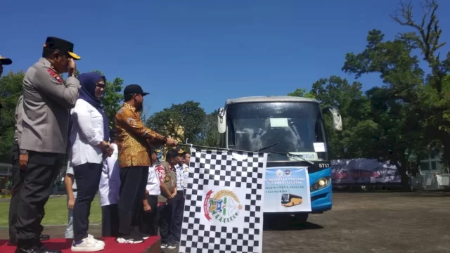 Gubernur Sulsel melepas peserta mudik gratis di Rujab Gubernur Sulsel, Kamis (20/4/2023).