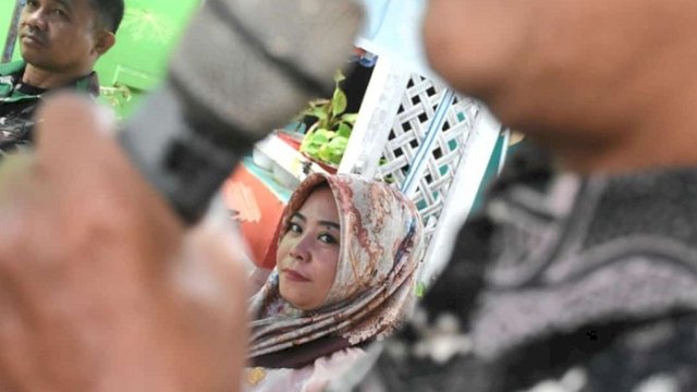 Anggota DPRD Kota Makassar Nunung Dasniar melakukan Reses kedua masa persidangan II tahun sidang 2022/2023 di BTN Tirasa Jl Asrama Haji Sudiang, Kelurahan Sudiang, Kecamatan Biringkanaya, Sabtu (15/4/2023). ()