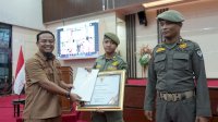 Amankan OTK yang Bawa Senpi, Gubernur Andi Sudirman Beri Penghargaan 3 Personel Satpol PP