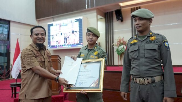 Amankan OTK yang Bawa Senpi, Gubernur Andi Sudirman Beri Penghargaan 3 Personel Satpol PP