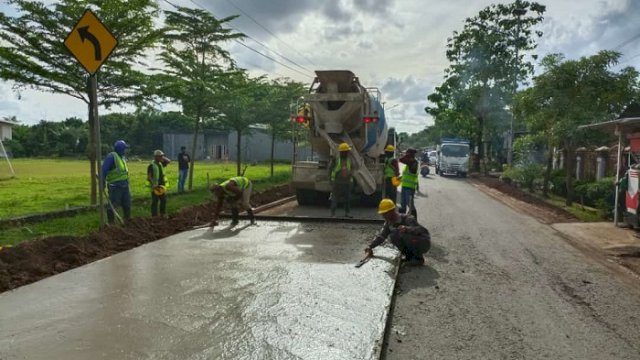 Rekonstruksi jalan ruas Burung-burung - Bili-bili, Kabupaten Gowa. ()