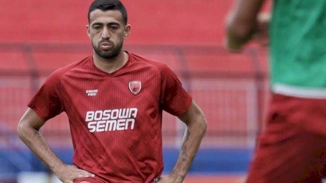 Everton Nascimento memperpanjang kontraknya di PSM. (int)