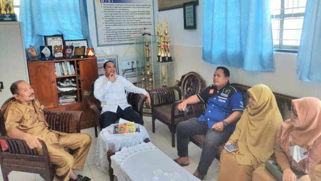 Anggota DPRD Sulsel, Mizar Roem meninjau Program Smart School, di SMA 1 Sinjai, saat Monitoring APBD Provinsi Sulsel, Rabu (19/4/2023).
