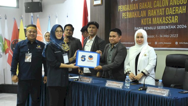Ketua NasDem Makassar, Andi Rachmatika Dewi didampingi Sekertaris NasDem Makassar, Ari Ashari Ilham menyerahkan berkas Bakal Calon Legislatif (Bacaleg), di Kantor KPU Makassar, Jl Perumnas Antang, Kamis (11/5/2023).