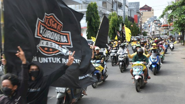 Laskar Anak Lorongna Makassar yang dikomandoi Abdul Wahab Tahir (AWT) mengantar Partai Golkar mendaftar ke Kantor KPU Makassar, Minggu (14/5/2023).