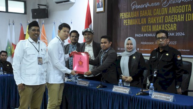 Ketua Gerindra Makassar, Eric Horas menyerahkan berkas Bacaleg, Minggu (14/5/2023).