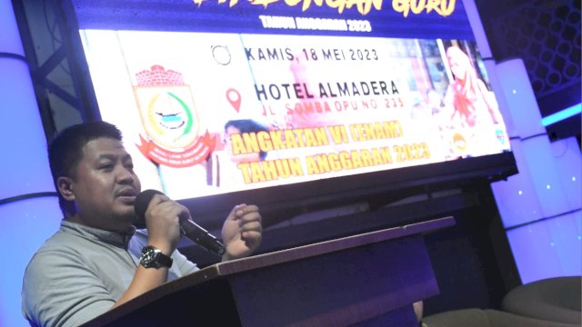 Anggota DPRD Makassar, Ari Ashari Ilham sosialisasikan Perd Perlindungan Guru, di Hotel Almadera, Kamis (18/5/2023).