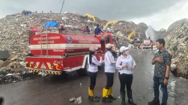 Kurangi Bau Akibat Pengerukan TPA Sampah, DLH Makassar Lakukan Penyemprotan Eco Enzyme
