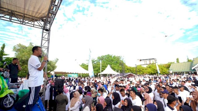 Gubernur Sulsel Jalan Anti Mager Bersama 30 Ribu Masyarakat di Pinrang dan Serahkan Bantuan