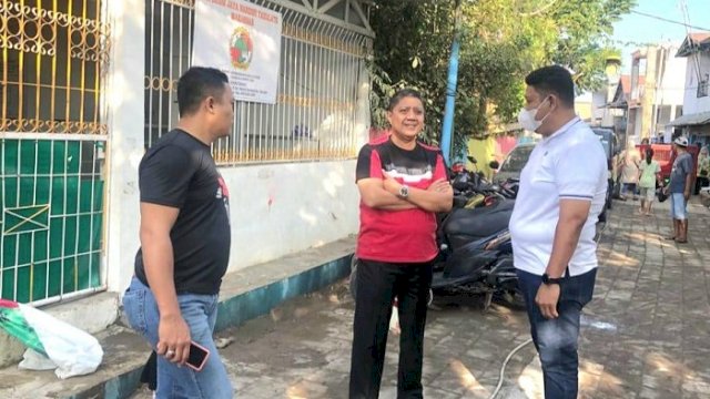 Jelang Penilaian Lomba Kelurahan, Balitbangda Makassar Kerja Bakti di Jalan Deppasawi Dalam