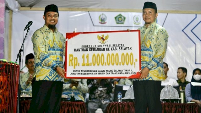 Gubernur Sulsel Serahkan Bantuan Keuangan Rp11 Miliar untuk Pembangunan Masjid Agung Selayar Tahap II
