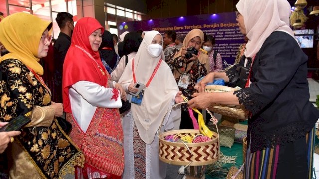 Hut Dekranas ke-43 di Medan, Naoemi Octarina Perkenalkan Produk Unggulan Pemprov Sulsel