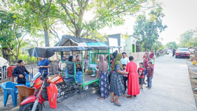 Andi Sudirman Makan Bakso di Pinggir Jalan, Warga Takalar: Sederhana, Baru Kali Ini Ada Gubernur Singgah