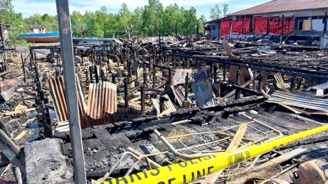 Kondisi rumah warga yang terbakar di Jembatan Perikanan Lama, Desa Sei Panjang, Kecamatan Sebatik Utara, Kabupaten Nunukan, Kalimantan Utara. Para korban kini menempati bangunan bekas hotel. ()