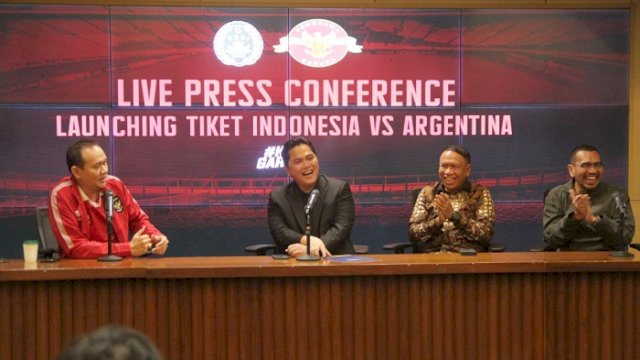 Ketua Umum PSSI Erick Thohir, Wakil Ketua Umum Zainudin Amali, Cak Lontong, dan anggota Exco Arya Sinulingga, saat konferensi pers di Ruang Press Conference, Stadion Gelora Bung Karno, pada Senin (29/5/2023). (PSSI)