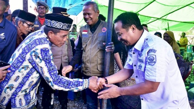 Serahkan Bantuan Korban Banjir, Basmin Mattayang Sebut Gubernur Andi Sudirman Peduli Kondisi Luwu
