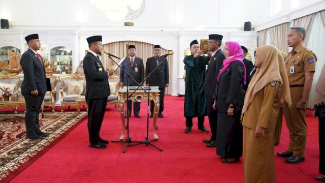 Gubernur Sulawesi Selatan Andi Sudirman Sulaiman melantik 10 pejabat Lingkup Pemprov Sulsel, di Rumah Jabatan Gubernur Sulsel, 15 Mei 2023.