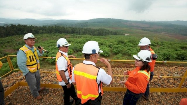 CEO PT Vale Indonesia Febriany Eddy (kanan) menjelaskan proses reklamasi dan rehabilitasi lahan pascatambang kepada Kepala Staf Kepresidenan (KSP) Moeldoko (kedua dari kiri).