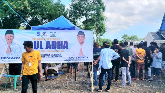 Bacaleg NasDem DPRD Provinsi dapil Makassar B, Ismail Manda menyembelih 6 Ekor Sapi saat Qurban.