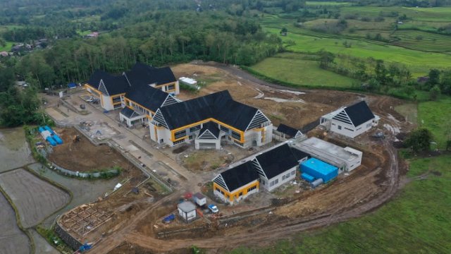 Progres pembangunan Rumah Sakit Regional La Mappapenning di Kabupaten Bone, Sulsel, sudah 96 persen dan segera beroperasi. 