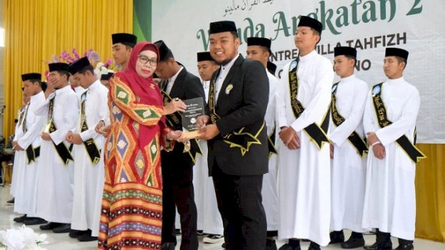 Hadiri Wisuda Ponpes Villa Tahfidz Himmatul Qur&rsquo;an, Kamsina Tegaskan Pentingnya Pendidikan
