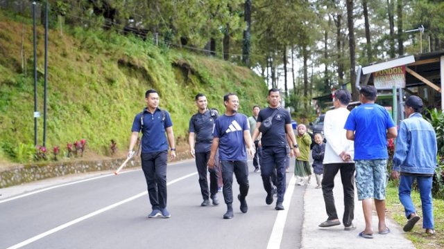 Gubernur Sulawesi Selatan Andi Sudirman Sulaiman melakukan jalan pagi di Malino, Sabtu (3/6/2023).