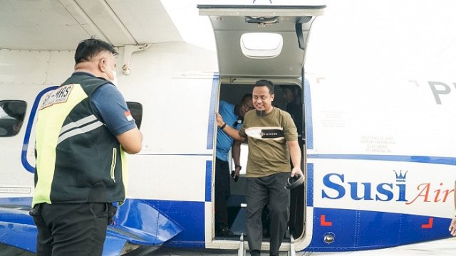 Disupport Subsidi Penerbangan Pemprov Sulsel, Andi Sudirman Jajal Pesawat Susi Air Makassar-Bone