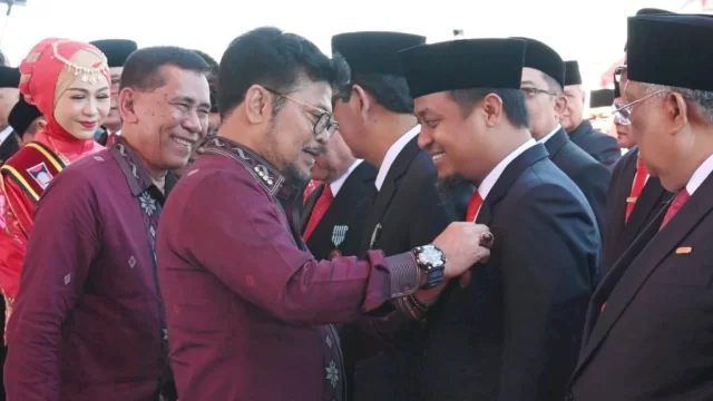Menteri Pertanian Syahrul Yasin Limpo memberikan penghargaan ke Gubernur Sulsel Andi Sudirman Sulaiman.