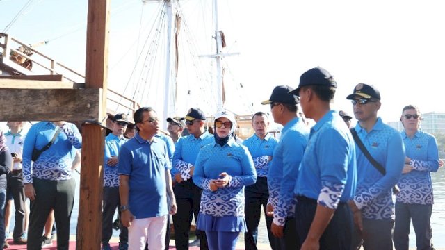 Delegasi MNEK 2023 menyaksikan langsung proses pembuatan kapal pinisi di kawasan Centre Point Indonesia (CPI), Kota Makassar, Rabu (7/6/2023).