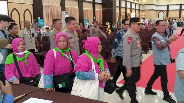 Kapolda Sulsel Kunjungi Jamaah Calon Haji di Asrama Haji Sudiang, Pesan Prioritaskan Jaga Lansia