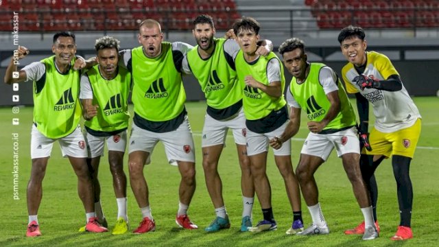 Para pemain PSM Makassar. PSM akan menghadapi Bali United pada leg pertama play-off Liga Champions Asia 2023/2024 di Stadion Kapten I Wayan Dipta, Gianyar, Bali pada hari ini, Selasa, 6 Juni 2023. (twitter/@PSM_Makassar)