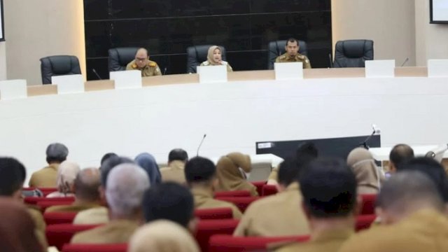 Rapat Tindak Lanjut Hasil Verifikasi dan Validasi Penyasaran Percepatan Penghapusan Kemiskinan Ekstrem (P3KE) di Kota Makassar tahun 2024 di Ruang Sipakatau, Balai Kota Makassar, Senin (19/6/2023).