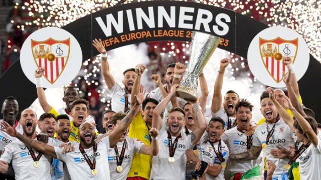 Para pemain Sevilla merayakan jaura Liga Europa setelah pada laga final mengalahkan AS Roma 4-1 lewat adu penalti. (twitter/@SevillaFC_ENG)