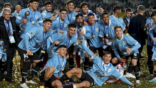 Para pemain Uruguay merayakan keberhasilan menjuarai Piala Dunia U-20 di Argentina setelah mengalahkan Italia 1-0 di final. (@FIFAWorldCup)