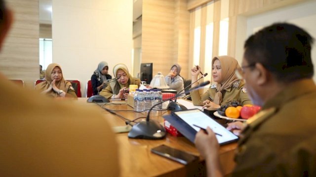 Wakil Walikota Makassar Fatmawati Rusdi memimpin rapat koordinasi terkait pengentasan kemiskinan ekstrem, Senin (12/6/2023).